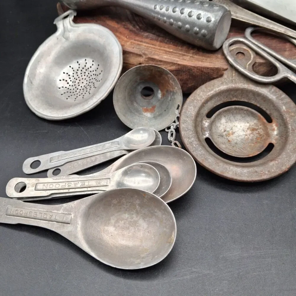 Vintage Kitchen Utensil Lot Aluminum Tin Farmhouse Decor Scoops Molds Strainers - Picture 6 of 9